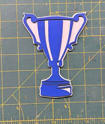 Ein Pokal, in den Farben vom 1. FCM für eine Schultüte.